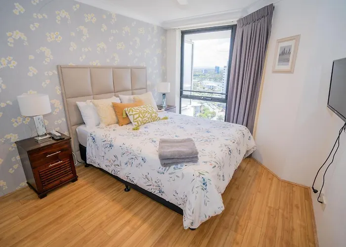 Large Surfers Paradise Apartment With Fantastic Views